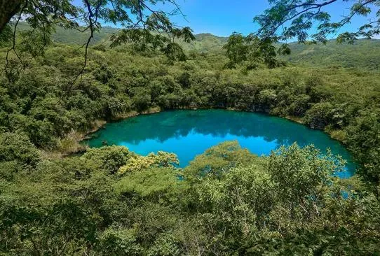 img-2022-04-17-03-14-28-3-cenote-of-candelaria-près-de-huehuetenango-©-billy---as_490433708-showfront-542-366.webp